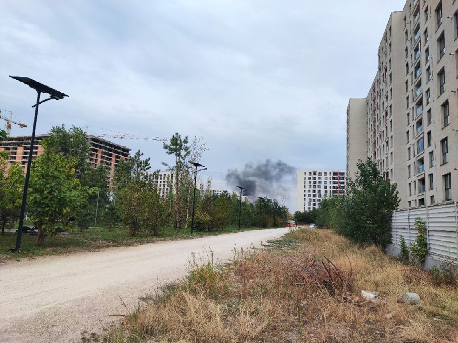 alerta incendiu la phoenicia residence pe strada capriorilor traficul din zona se aglomereaza pentru trecerea echipajelor de pompieri 68c2e791d8ec9