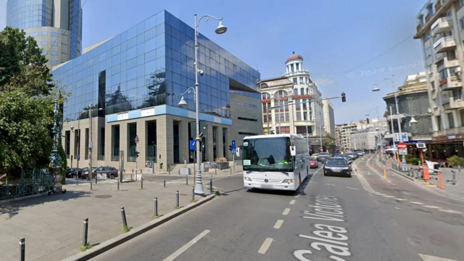 au inceput lucrarile de demolare la sediul bcr de pe calea victoriei cladirea va fi renovata iar santierul va dura 3 ani 68cc27e4319ad