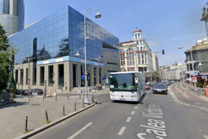 au inceput lucrarile de demolare la sediul bcr de pe calea victoriei cladirea va fi renovata iar santierul va dura 3 ani 68cc27e4319ad