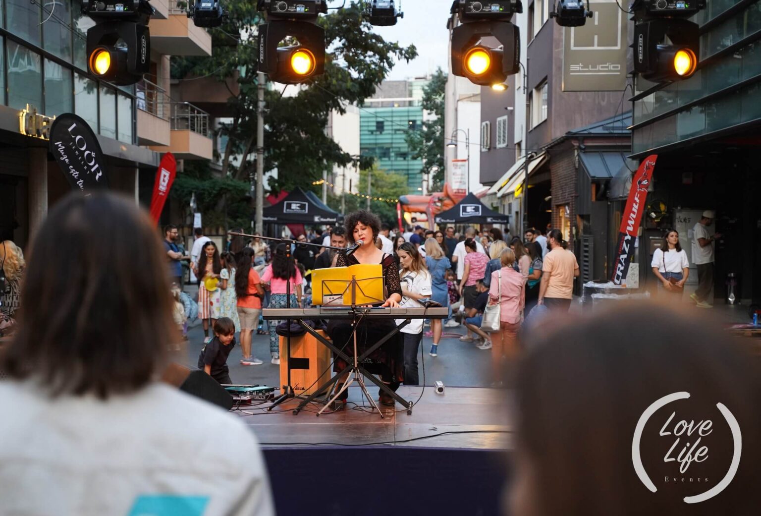 avem weekend cu street art festival in dorobanti f09f8ea8 sunt expuse diferite lucrari iar copiii si parintii pot participa la o multime de ateliere 68cd3cdf113d2