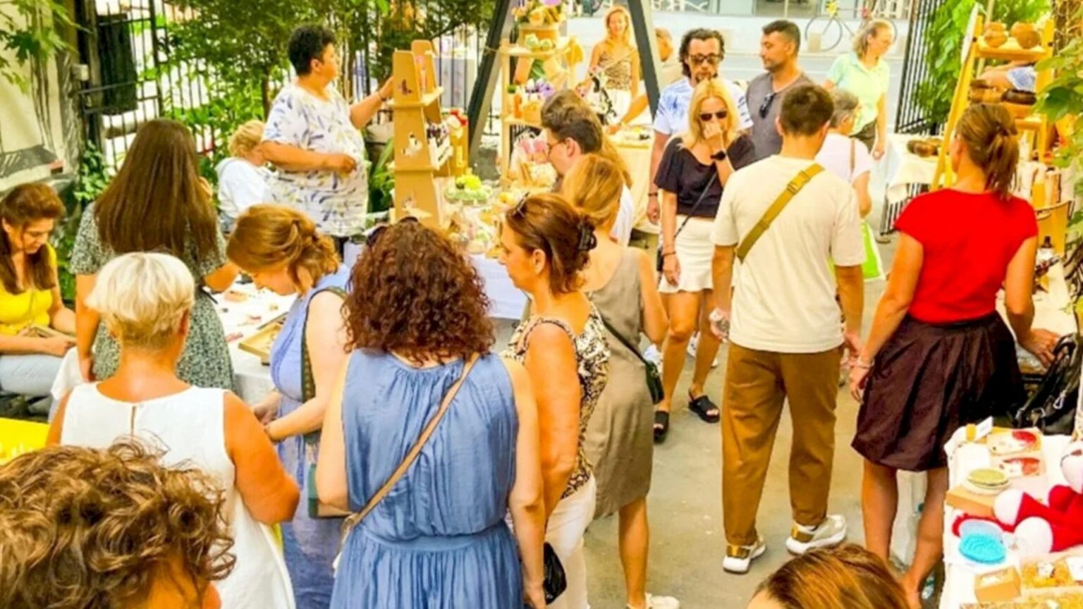 bijuterii decoratiuni cosmetice naturale si stand de tarot in weekend in inima bucurestiului fall fest are loc pe calea victoriei pe 6 si 7 septembrie 68b6d82916f76 1