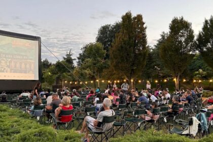 cinema in aer liber e cu filme noi in aceste zile f09f8ea6 pe insula artelor din parcul titan sunt in program 5 filme de asta seara pana duminica 68b8067c81449