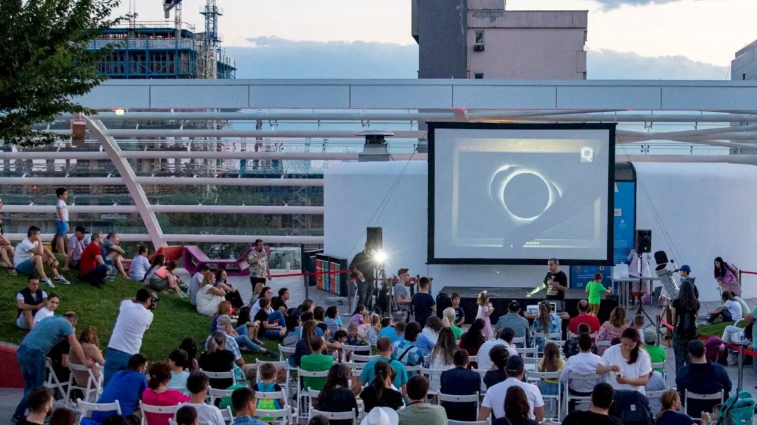 cinema sub clar de luna e si cu filme romanesti pe terasa de la promenda mall f09f93bdefb88f ce e in program in perioada 11 septembrie 16 octombrie 68bedf9e4f4ca