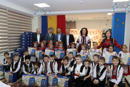 cutia prescolarului si a scolarului copiii din 26 de raioane ale republicii moldova primesc in aceste zile pachete cu rechizite printr un proiect drrm 68d58d20d61cf