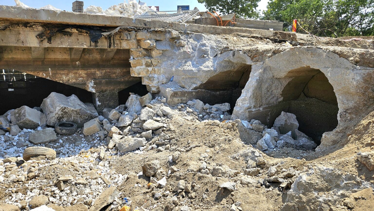 descoperire arheologica la planseul unirii elemente de constructie vechi gasite in timpul lucrarilor 68ca6411733ce