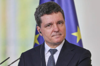 exclusiv ce spune nicusor dan despre o alianta psd aur si despre sondajul care da partidul lui simion la 40 asa interpretez eu 68d64f9b44ca1