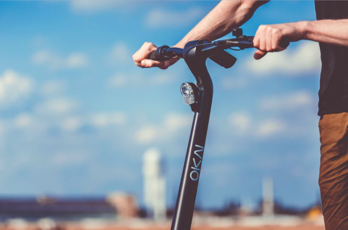 femeie prinsa de jandarmi in timp ce taia franele unei trotinete electrice in centrul capitalei 68bae305ac58f