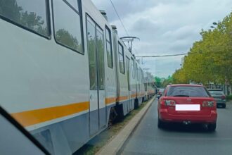 foto accident cu tramvai vs auto kilometri de coada de tramvaie la piata ramnicu sarat intersectie cu camil ressu stb liniile 23 27 si 49 blocate 68da5c57cf32a