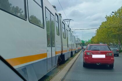foto accident cu tramvai vs auto kilometri de coada de tramvaie la piata ramnicu sarat intersectie cu camil ressu stb liniile 23 27 si 49 blocate 68da5c57cf32a