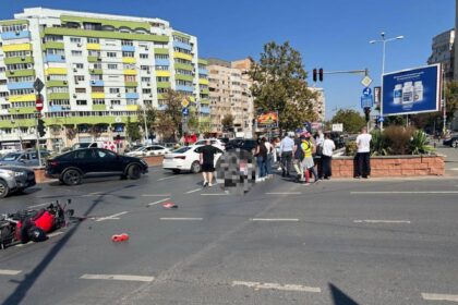 foto accident ingrozitor auto vs moto la intersectia 13 septembrie cu panduri motociclistul proiectat la cativa metri pe sosea ambulanta cu medic oprita din trafic 68d3e20a8686f