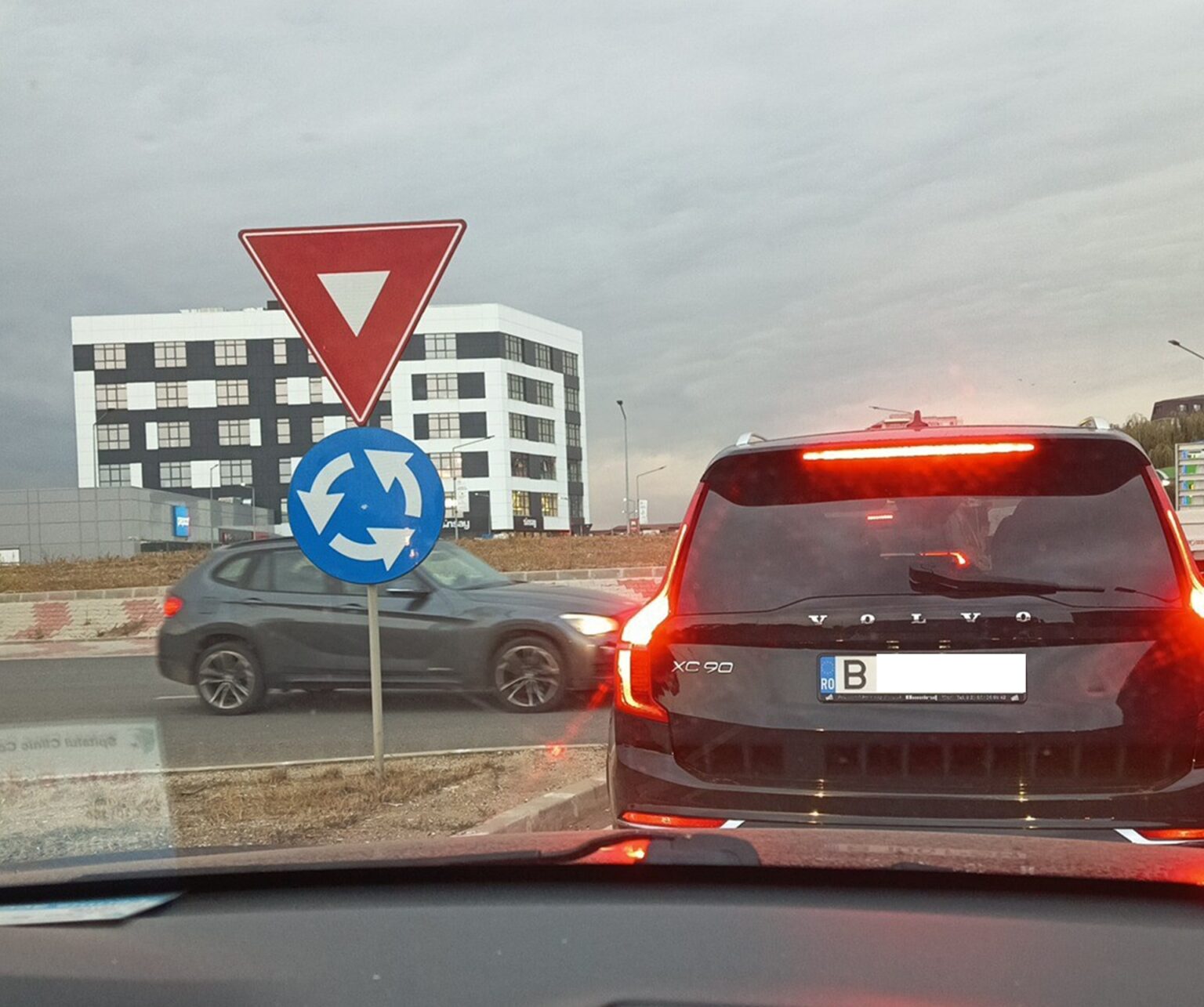 foto e inuman 200 de m in jumatate de ora pasajul domnesti blocat total in sensul spre bucuresti de fapt e rau rosu in trei din patru directii 68da22d3f0168