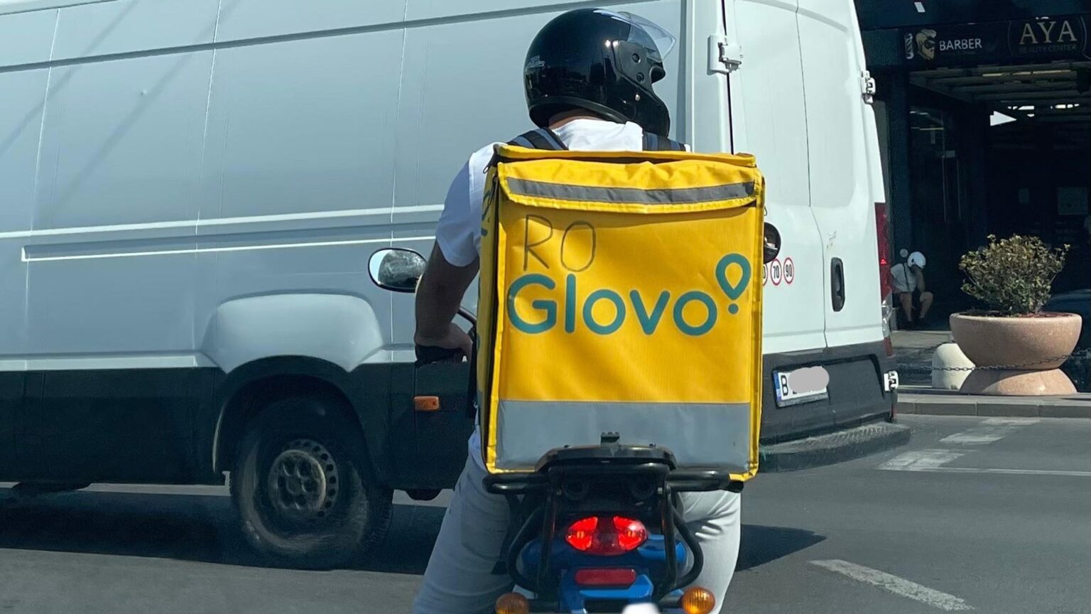 foto livratorii din bucuresti se protejeaza de xenofobie scriind pe rucsac ca s romani ura de pe retelele sociale nu e virtuala este cat se poate de reala 68b84ea7b372e