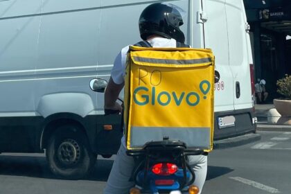 foto livratorii din bucuresti se protejeaza de xenofobie scriind pe rucsac ca s romani ura de pe retelele sociale nu e virtuala este cat se poate de reala 68b84ea7b372e