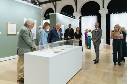 foto regele charles a vizitat o expozitie a institutului cultural roman la londra dedicata picturilor reginei maria 68dbea09571b9