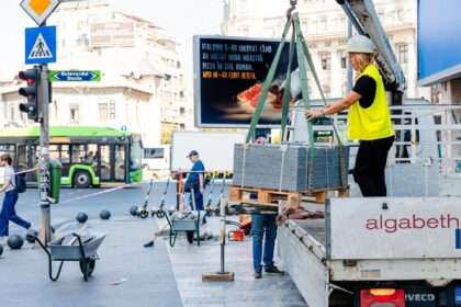 foto se fac reparatii in centrul bucurestiului se inlocuieste granitul de pe magheru si in centrul vechi se reface pavajul din piatra cubica 68c0507e6d5d6