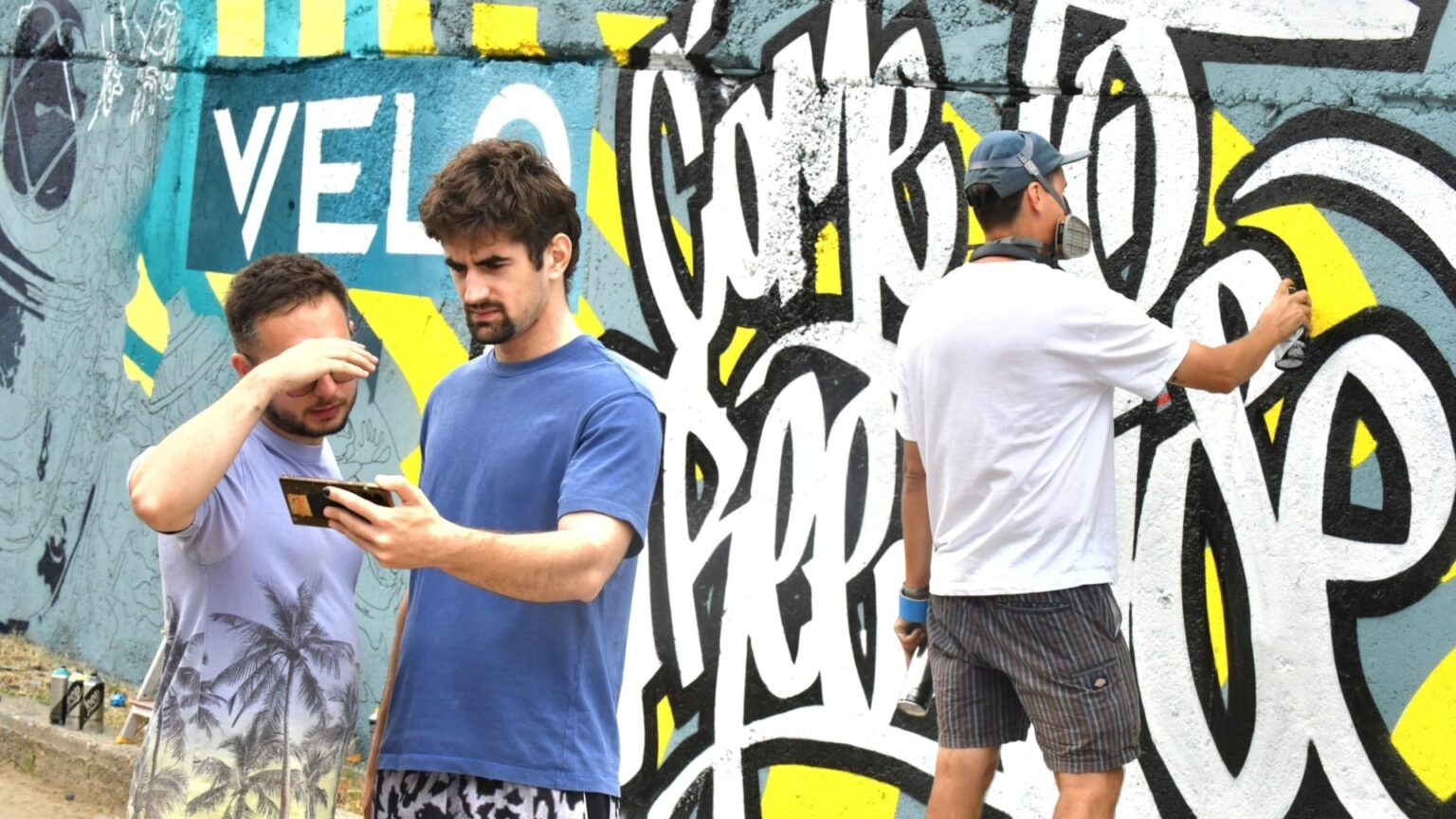 foto streetwise festival de azi in parcul liniei peste 120 de artisti urbani vor picta imensa pictura murala pe zidurile pasajului feroviar lujerului 68c3cc6e2525c