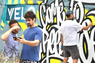 foto streetwise festival de azi in parcul liniei peste 120 de artisti urbani vor picta imensa pictura murala pe zidurile pasajului feroviar lujerului 68c3cc6e2525c