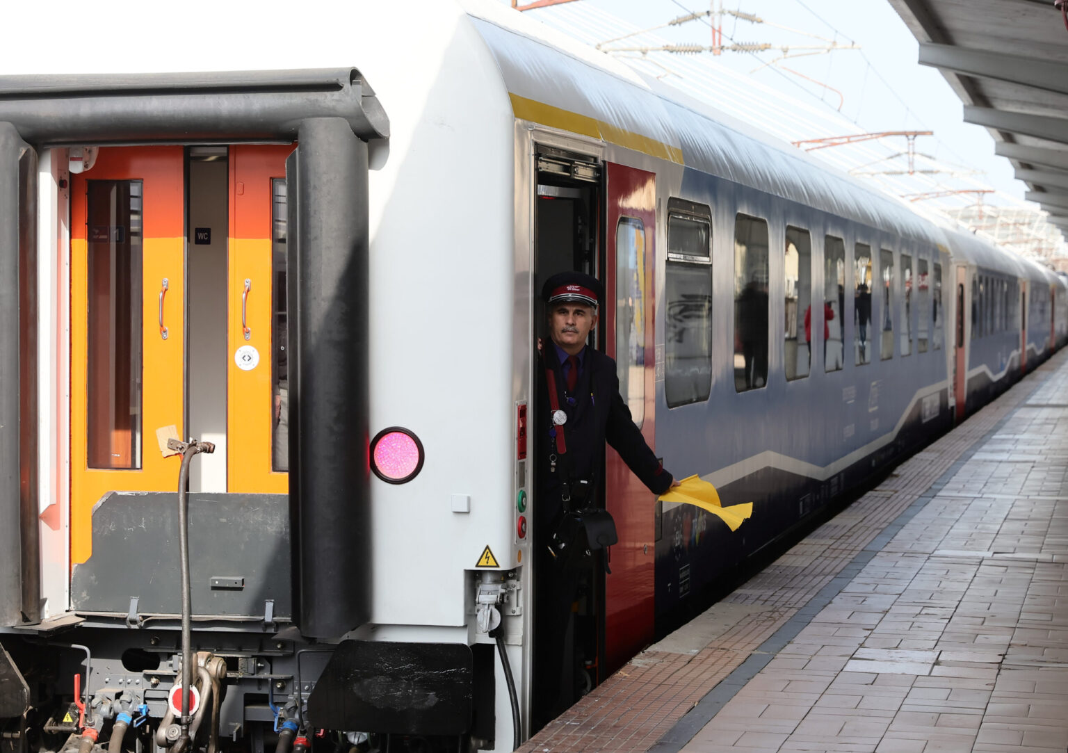 foto surpriza unui calator care a nimerit intr un vagon bar bistro introdus de cfr calatori pe ruta bucuresti brasov cina servita si serviciile angajatilor au fost top 68dabfd14347c