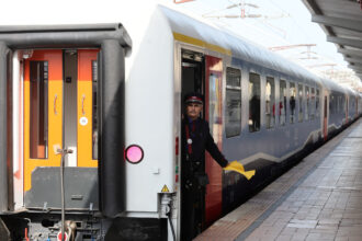 foto surpriza unui calator care a nimerit intr un vagon bar bistro introdus de cfr calatori pe ruta bucuresti brasov cina servita si serviciile angajatilor au fost top 68dabfd14347c