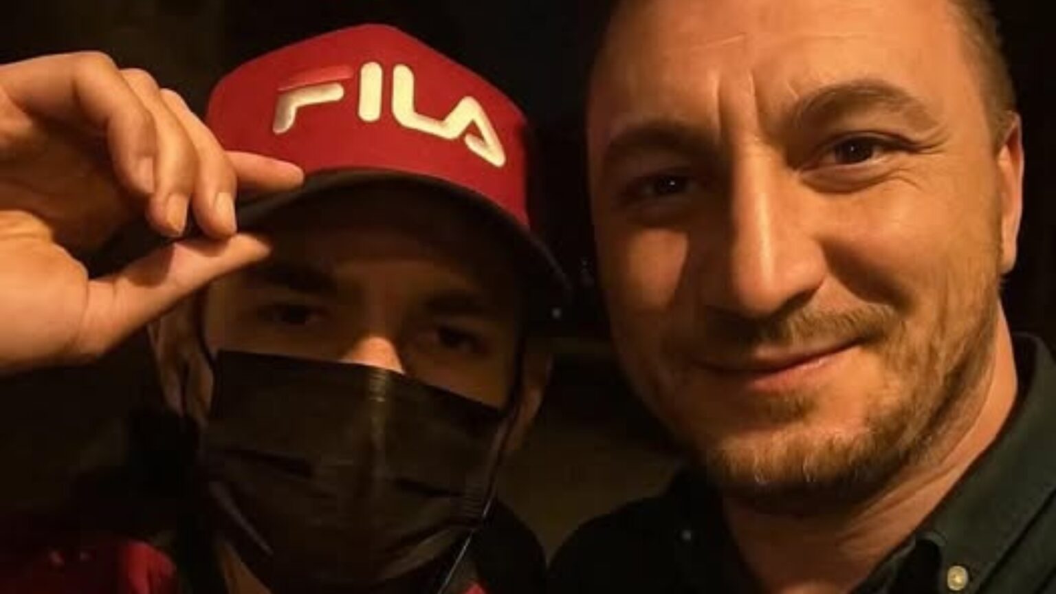 foto un selfie fals cu marian godina si agresorul livratorului strain circula pe internet poza e un fake grosolan e facuta cu ai 68bfdc5f66943