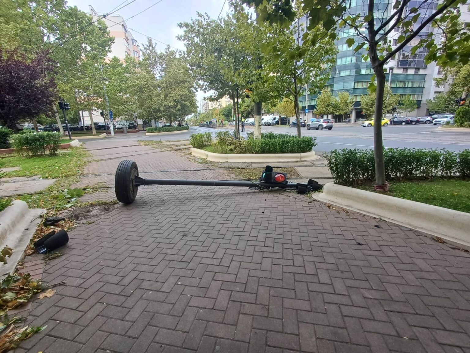 foto un semafor de tramvai cu picior de cauciuc a lesinat dimineata pe calea vitan pana vin sarurile doi politisti dirijeaza intersectia cu octavian goga 68d4e893e4958 1