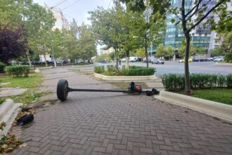 foto un semafor de tramvai cu picior de cauciuc a lesinat dimineata pe calea vitan pana vin sarurile doi politisti dirijeaza intersectia cu octavian goga 68d4e893e4958 1