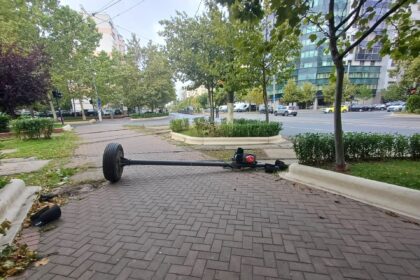foto un semafor de tramvai cu picior de cauciuc a lesinat dimineata pe calea vitan pana vin sarurile doi politisti dirijeaza intersectia cu octavian goga 68d4e893e4958 1