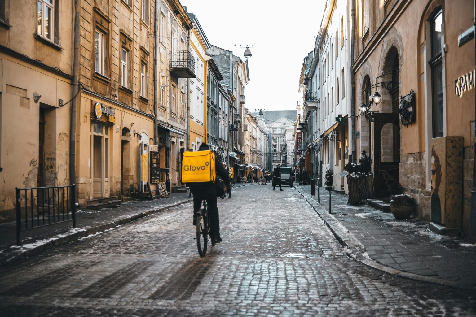 glovo samaritieanul un livrator din bucuresti a sarit in ajutorul unui tanar batut mar pe langa parcul teilor doi barbati il atacasera cu bate si baioneta 68da8796ac815