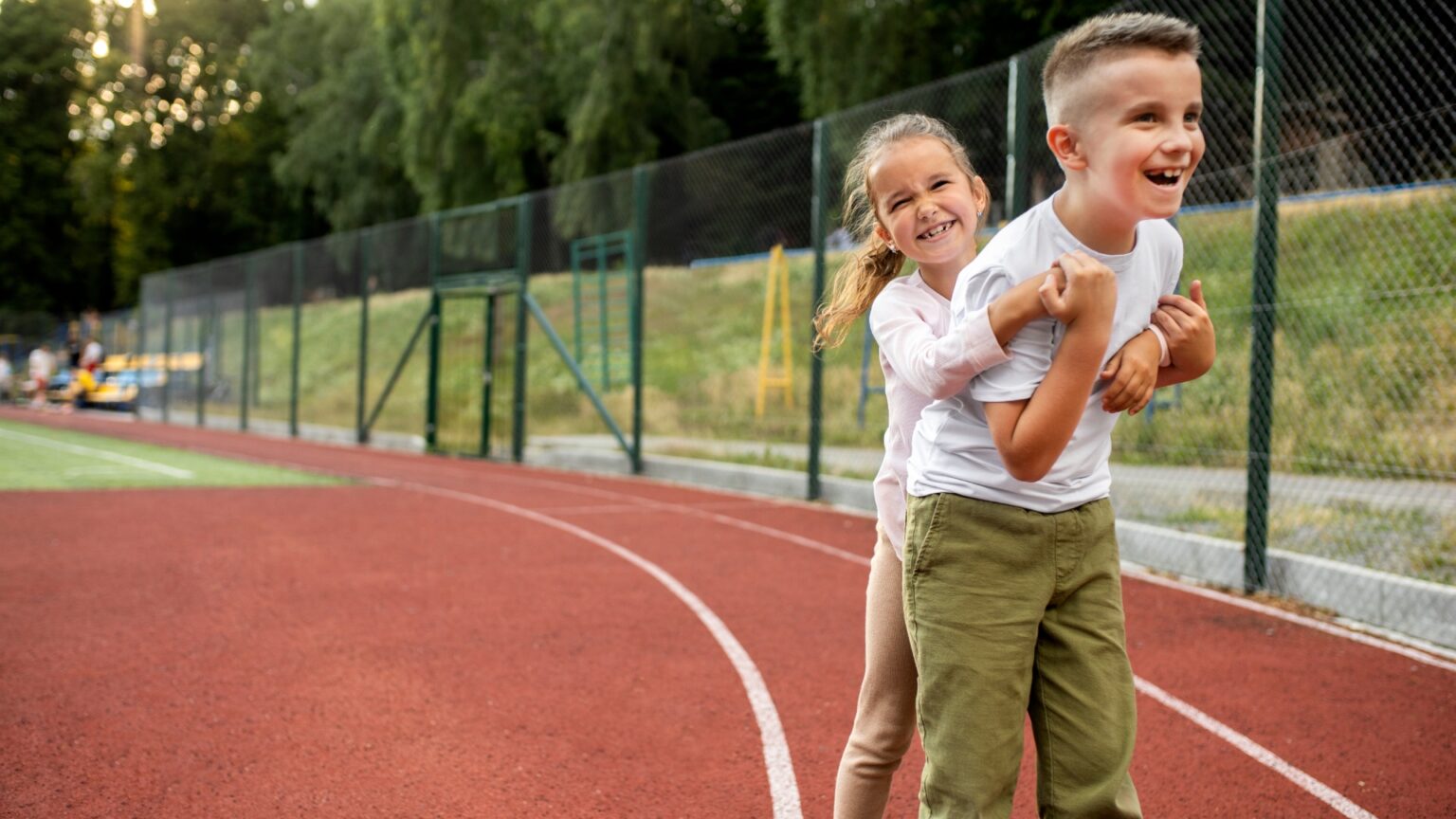 maratonul educatiei alternative back to school e in acest weekend in parcul romniceanu se strang carti si rechizite pentru copiii din zone defavorizate din bucuresti 68cd2ecf8692f
