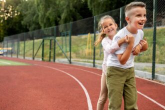 maratonul educatiei alternative back to school e in acest weekend in parcul romniceanu se strang carti si rechizite pentru copiii din zone defavorizate din bucuresti 68cd2ecf8692f