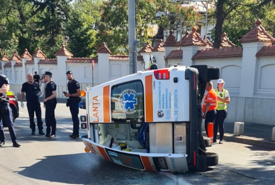 o ambulanta cu pacient s a rasturnat pe soseaua cotroceni in urma unei coliziuni cu o alta masina traficul e complet blocat de la piata leu spre splaiul independentei 68c68d918d069