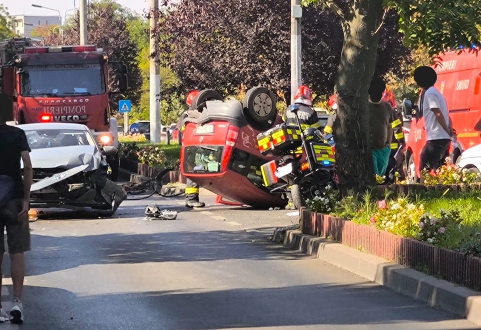 o masina de 16 ani din cele cat o ascutitoare rasturnata pe bulevardul constructorilor in urma unui accident trafic blocat in zona 68bee9a594d82