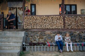 obiecte cu poveste la m t r eveniment emotionant in bucuresti dedicat diasporei cu ce lucruri de suflet pleaca romanii din tara sa le tina loc de acasa 68c3b05a890a0