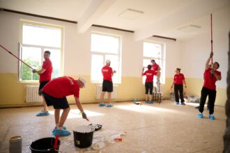 omniasig actiune de renovare completa a unei scoli din judetul giurgiu la care au participat circa 250 de voluntari 68b815db18bb8