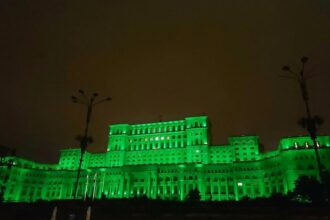 parlamentul iluminat in culoarea verde pentru a marca ziua constientizarii sindromului leigh 68cbf3abbf050