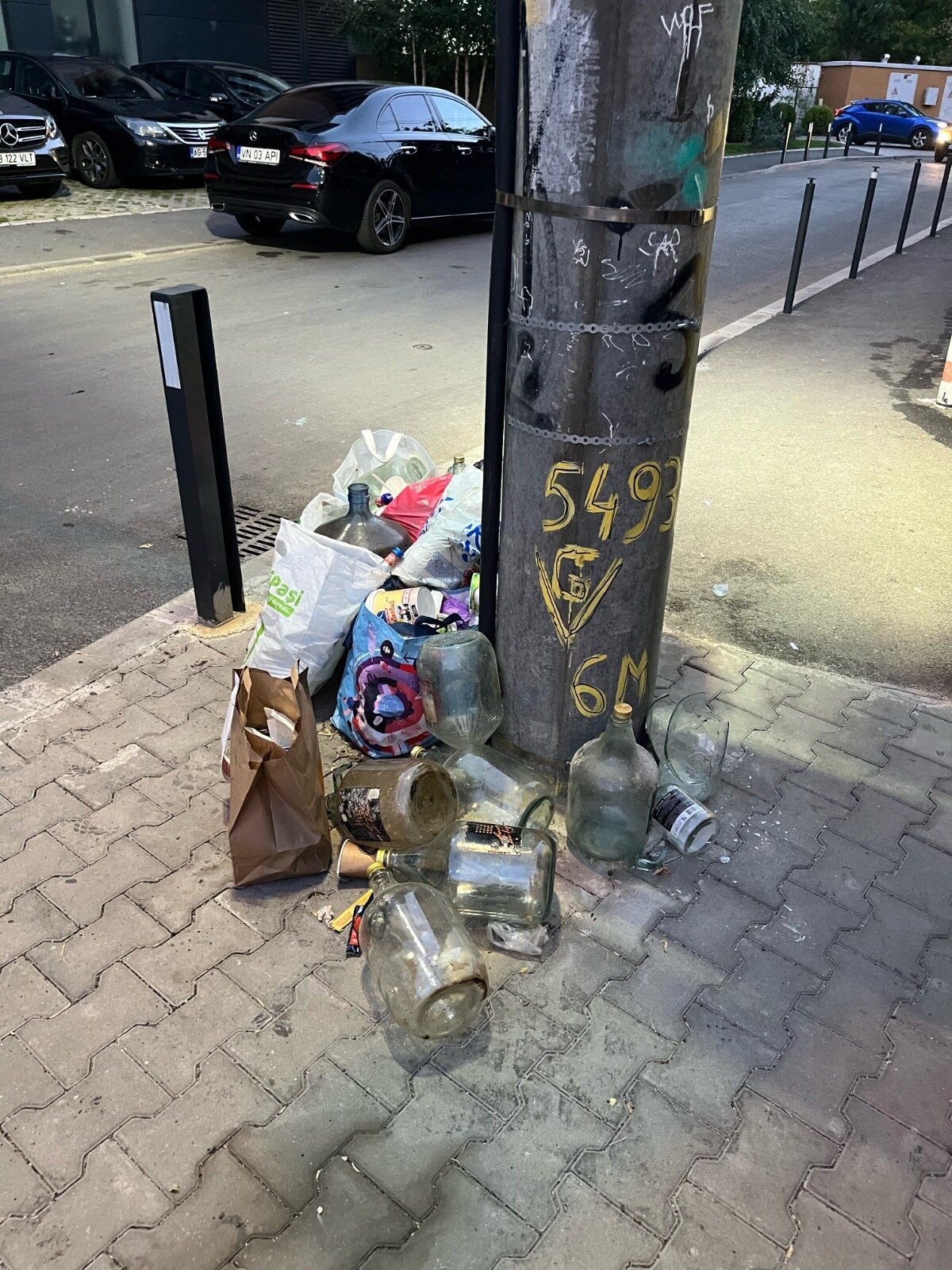 primaria sectorului 6 atrage atentia sticlele si borcanele aruncate pe jos pot deveni un pericol pentru comunitate 68d2d8857a75e