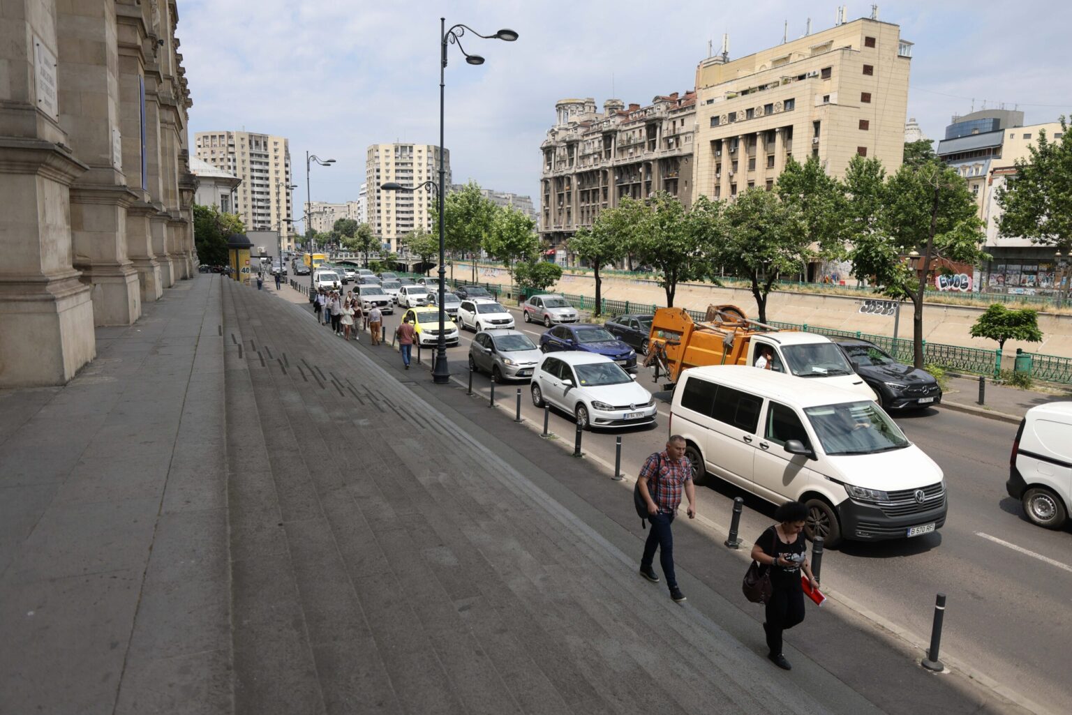 proiect masinile de marfa 300 000 la numar vor avea acces restrictionat in bucuresti la fel si cele de gunoi pmb spera ca astfel mai rezolva din problema traficului 68d13217090b7