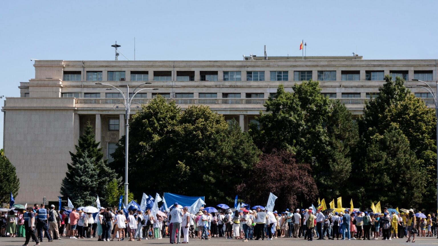 protest al angajatilor din adminstratiile publice fata de reducerea personalului luni in piata victoriei de aici vor pleca in mars spre parlament 68c42191d050d