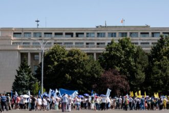 protest al angajatilor din adminstratiile publice fata de reducerea personalului luni in piata victoriei de aici vor pleca in mars spre parlament 68c42191d050d