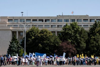 protest al angajatilor din adminstratiile publice fata de reducerea personalului luni in piata victoriei de aici vor pleca in mars spre parlament 68c42191d050d