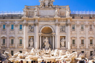 retea de romani prinsa cu escrocherii in roma pacaleau turistii cu alba neagra si in acelasi timp le furau din buzunare 68beec895233f