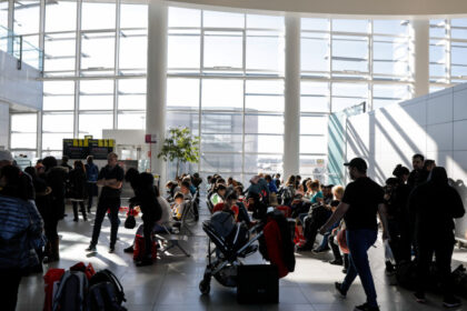 romanii ar putea plati mai putin pentru apa in aeroport proiect cel mult 3 lei pentru o sticla de 500 ml 68d3c1b0aa9c9