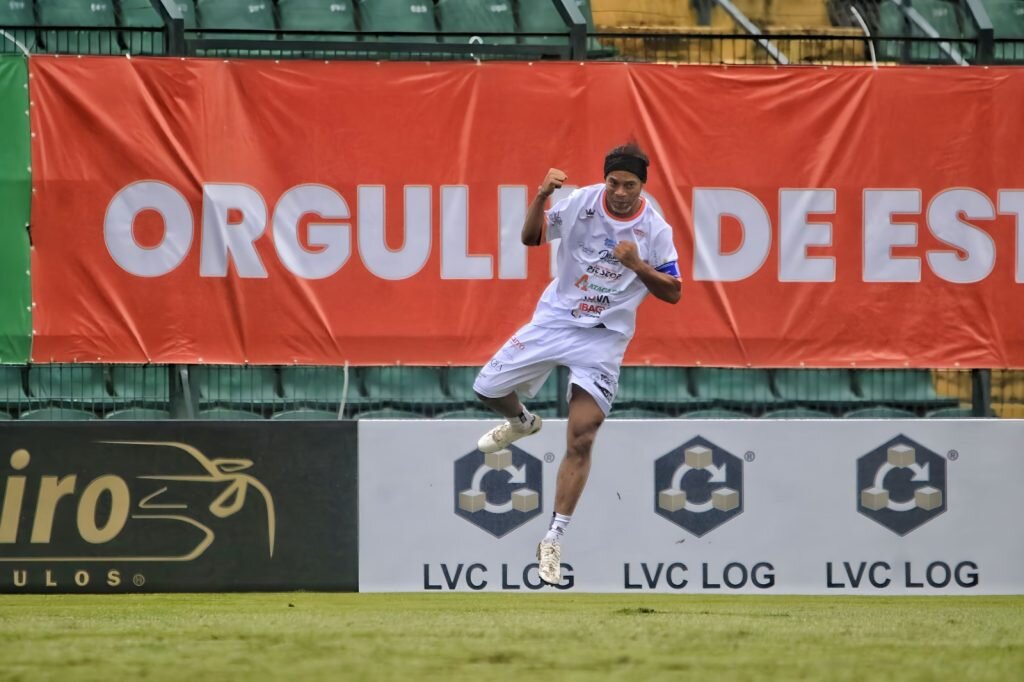 ronaldinho si alte nume mari ale fotbalului romanesc si international pe gazonul stadionului emil