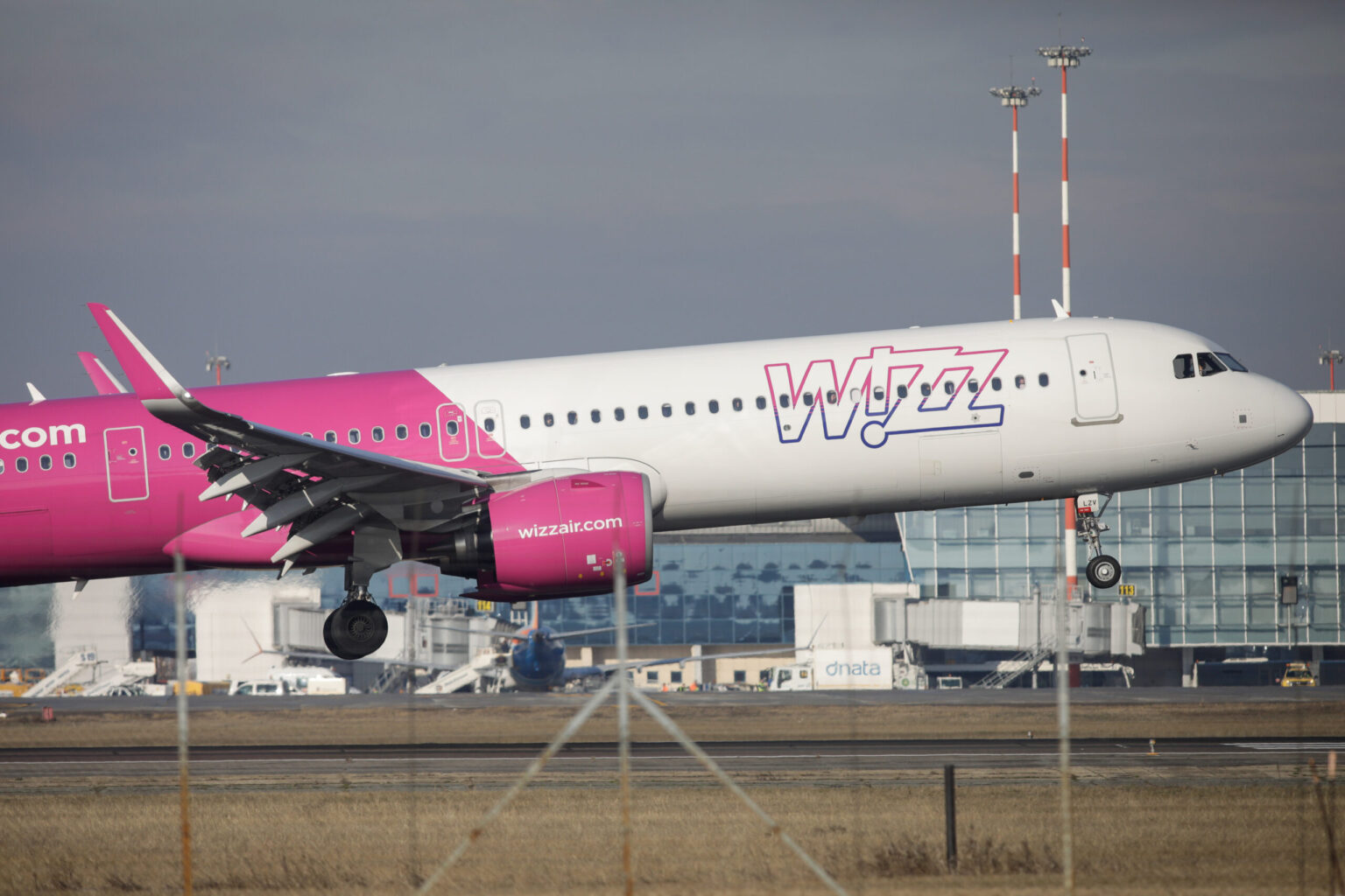 scandal in zbor intr un avion wizz air care venea de la bruxelles la bucuresti un barbat a facut o violenta criza nationalista la bord alti pasageri l au imobilizat 68b58000068f3