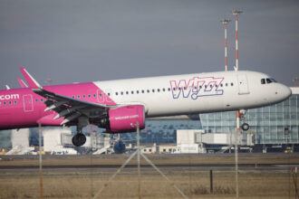scandal in zbor intr un avion wizz air care venea de la bruxelles la bucuresti un barbat a facut o violenta criza nationalista la bord alti pasageri l au imobilizat 68b58000068f3