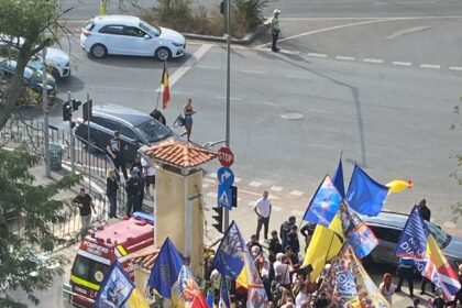 sustinator al lui georgescu ridicat de jandarmi dupa ce a afisat un steag cu simboluri legionare 68d3b3ace64a4 1