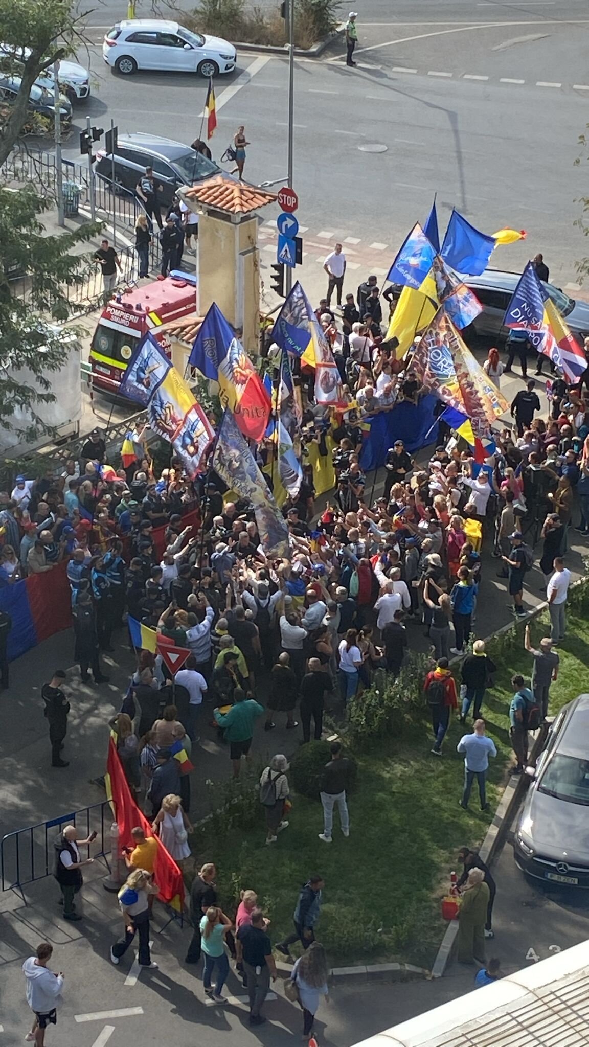 sustinator al lui georgescu ridicat de jandarmi dupa ce a afisat un steag cu simboluri legionare 68d3b3ace64a4 1