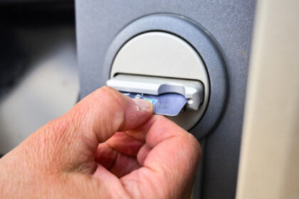 tanar pacalit de prietenii cu care a mers in vacanta la mare i au furat cardul si au scos de pe el 95 000 de lei 68cbb907ab819