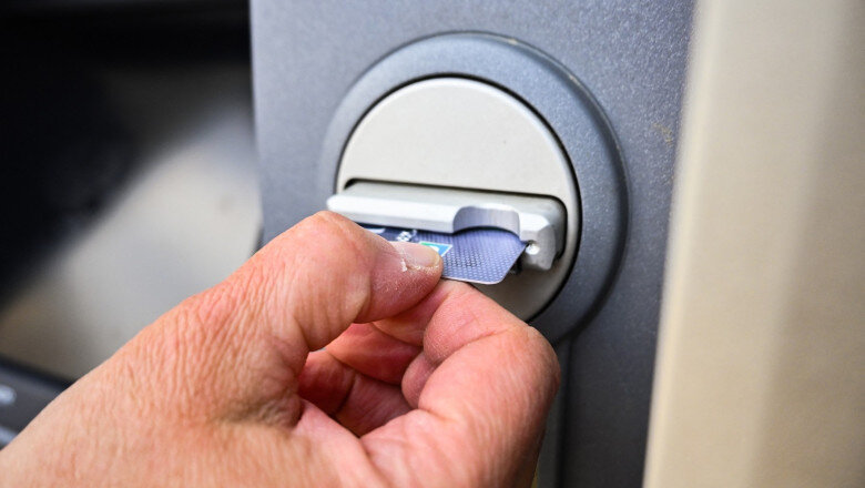 tanar pacalit de prietenii cu care a mers in vacanta la mare i au furat cardul si au scos de pe el 95 000 de lei 68cbb907ab819