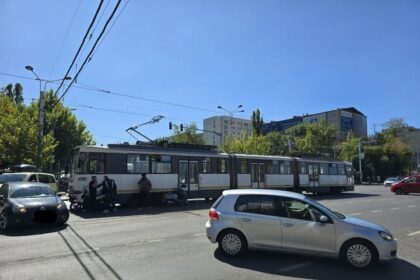 un livrator implicat intr un accident cu tramvai in intersectia de la titan stb liniile 23 si 49 blocate pe str liviu rebreanu 68cd3a15ccb66